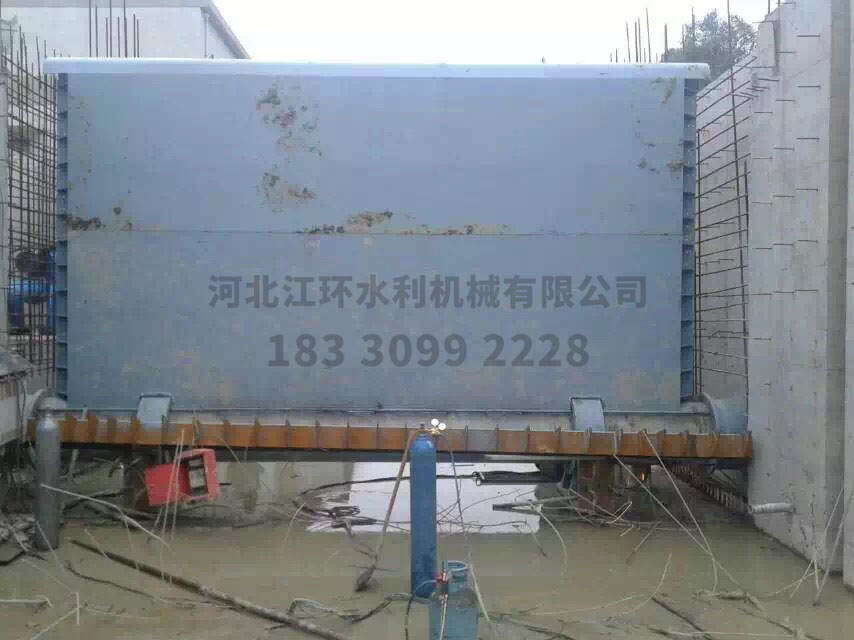鋼壩啟閉機(jī)安裝現(xiàn)場(chǎng)