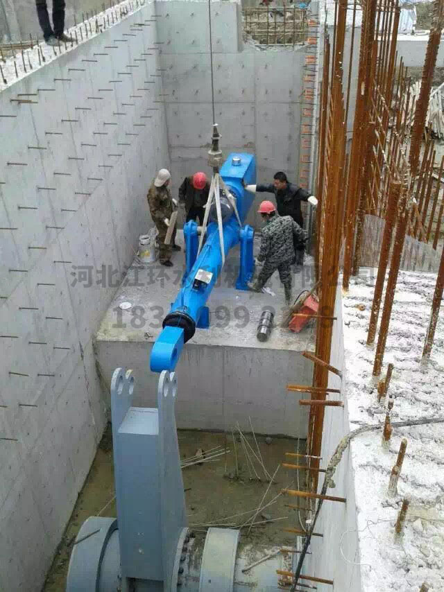 鋼壩液壓啟閉機(jī)安裝現(xiàn)場(chǎng)